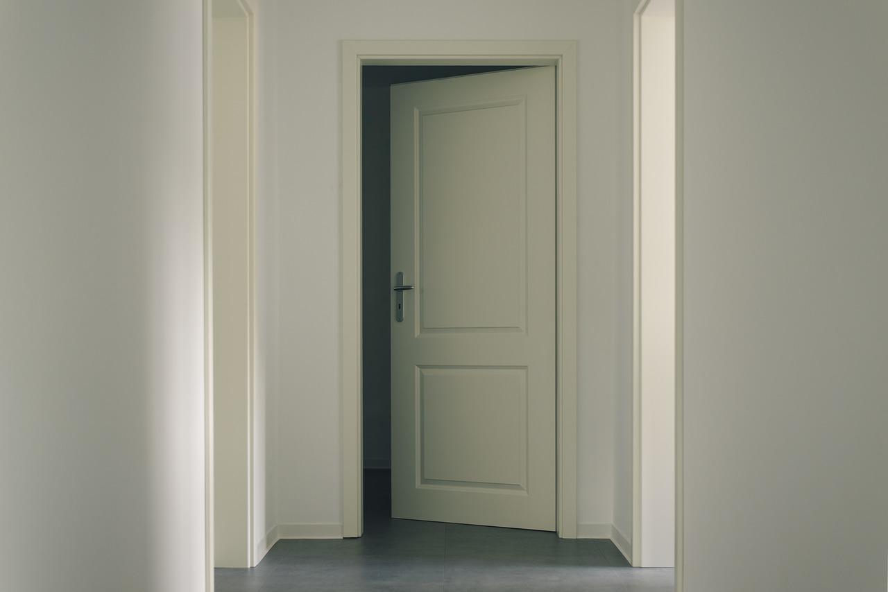 Jak wybrać najlepsze białe drzwi wewnętrzne do domu?
